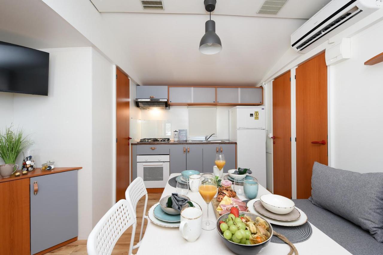 Mia Mobile Home With Jacuzzi Zdrelac Bagian luar foto