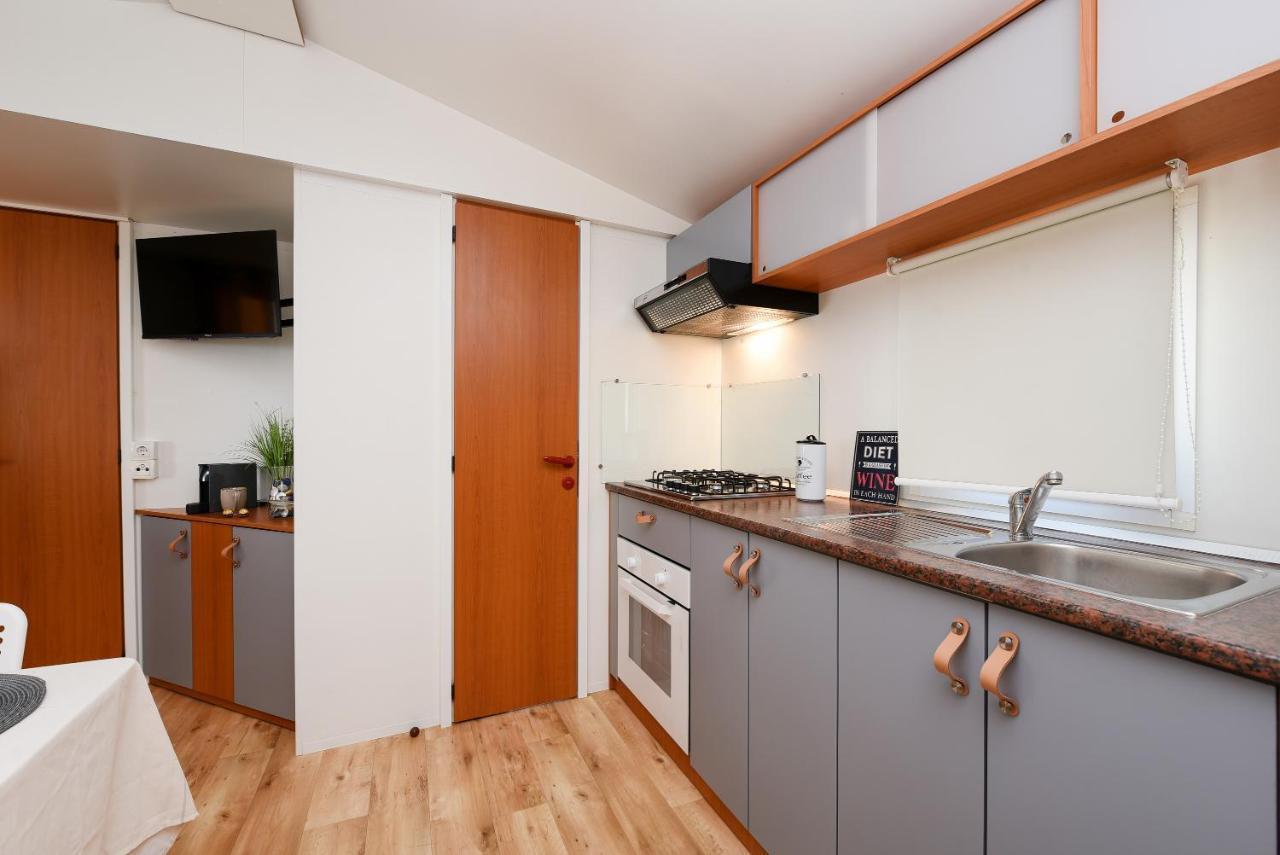 Mia Mobile Home With Jacuzzi Zdrelac Bagian luar foto