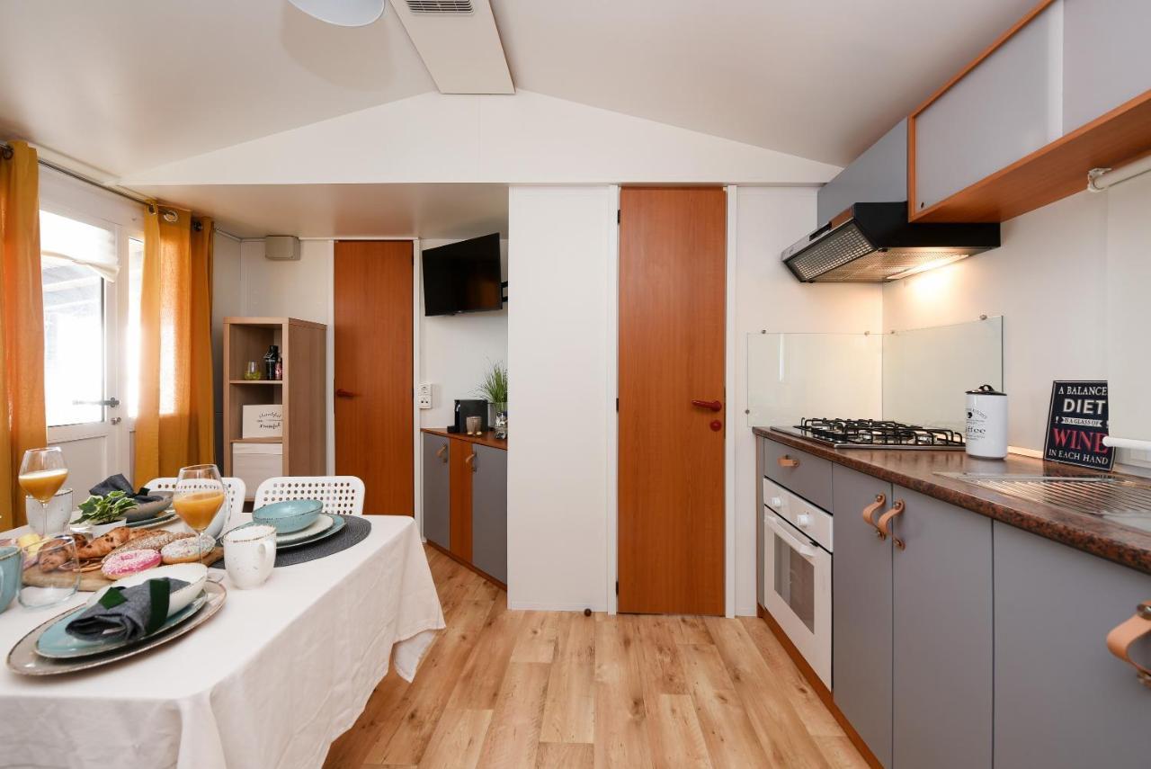 Mia Mobile Home With Jacuzzi Zdrelac Bagian luar foto