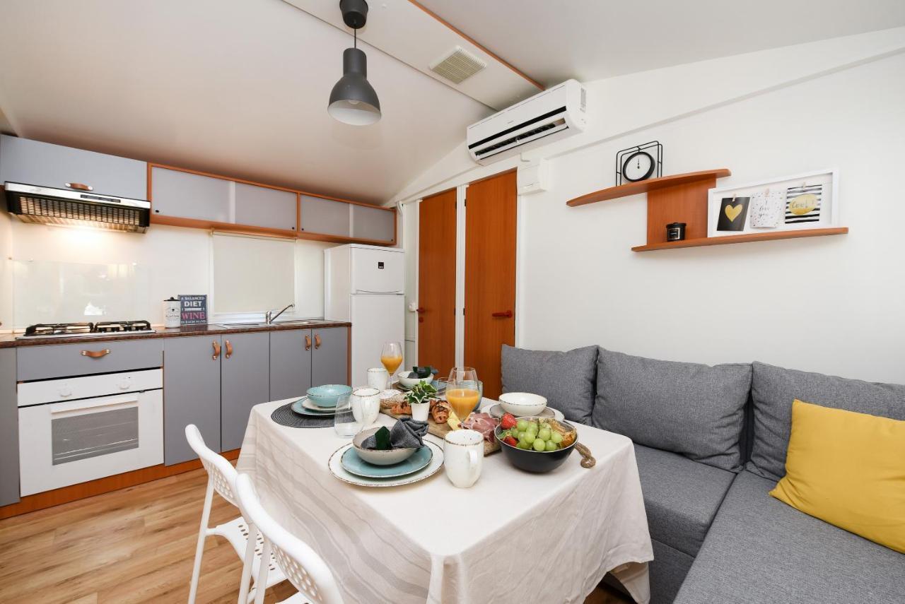 Mia Mobile Home With Jacuzzi Zdrelac Bagian luar foto