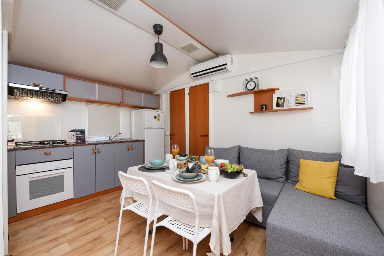 Mia Mobile Home With Jacuzzi Zdrelac Bagian luar foto