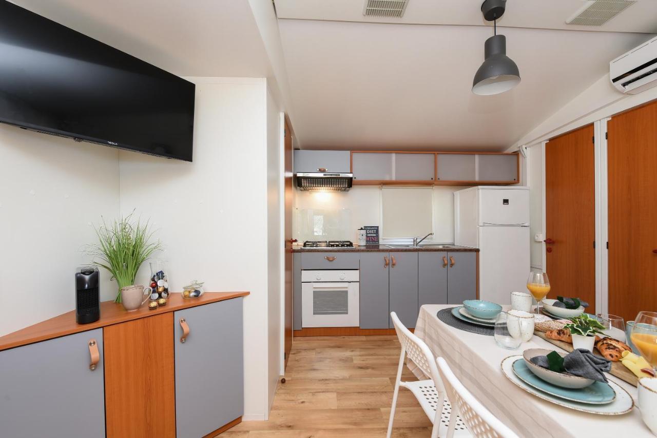 Mia Mobile Home With Jacuzzi Zdrelac Bagian luar foto