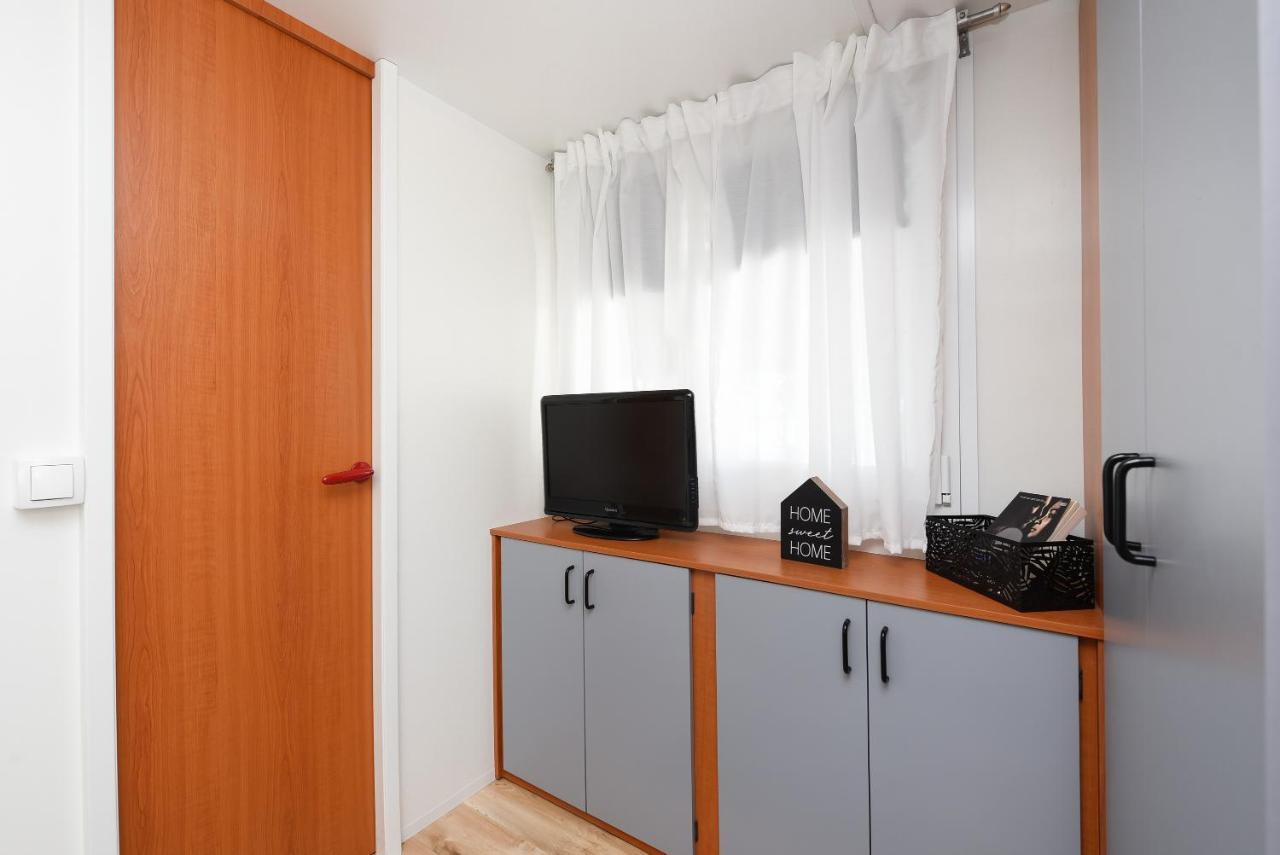 Mia Mobile Home With Jacuzzi Zdrelac Bagian luar foto