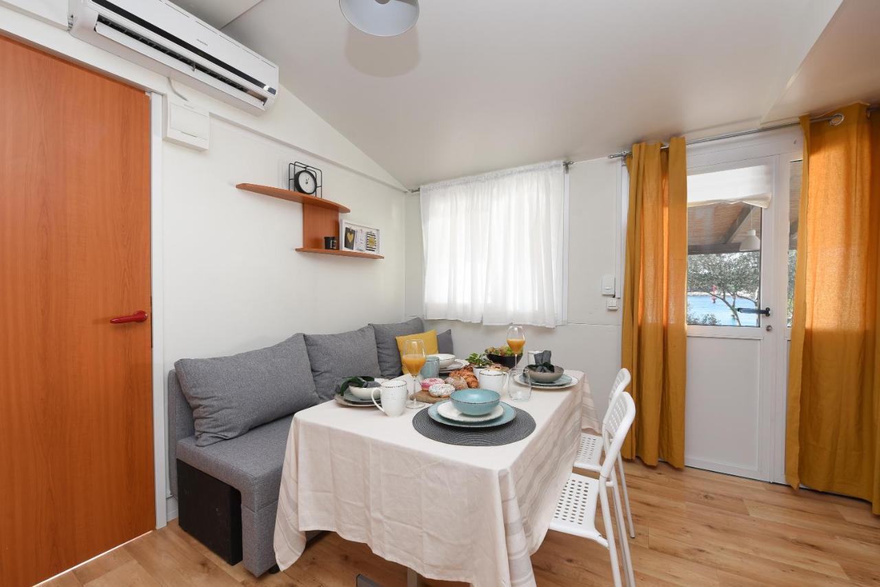 Mia Mobile Home With Jacuzzi Zdrelac Bagian luar foto