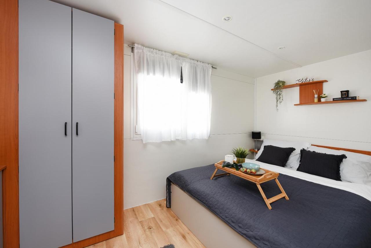 Mia Mobile Home With Jacuzzi Zdrelac Bagian luar foto