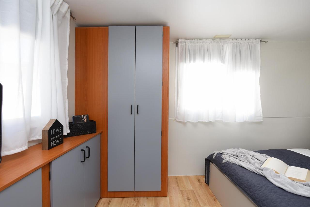 Mia Mobile Home With Jacuzzi Zdrelac Bagian luar foto